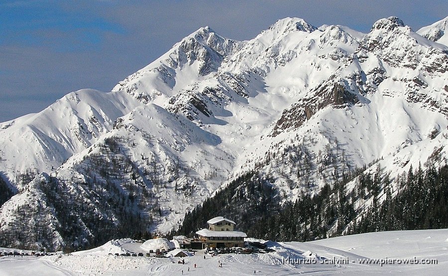 20 L'albergo Monte Avaro e il gruppo del Tre Signori.JPG